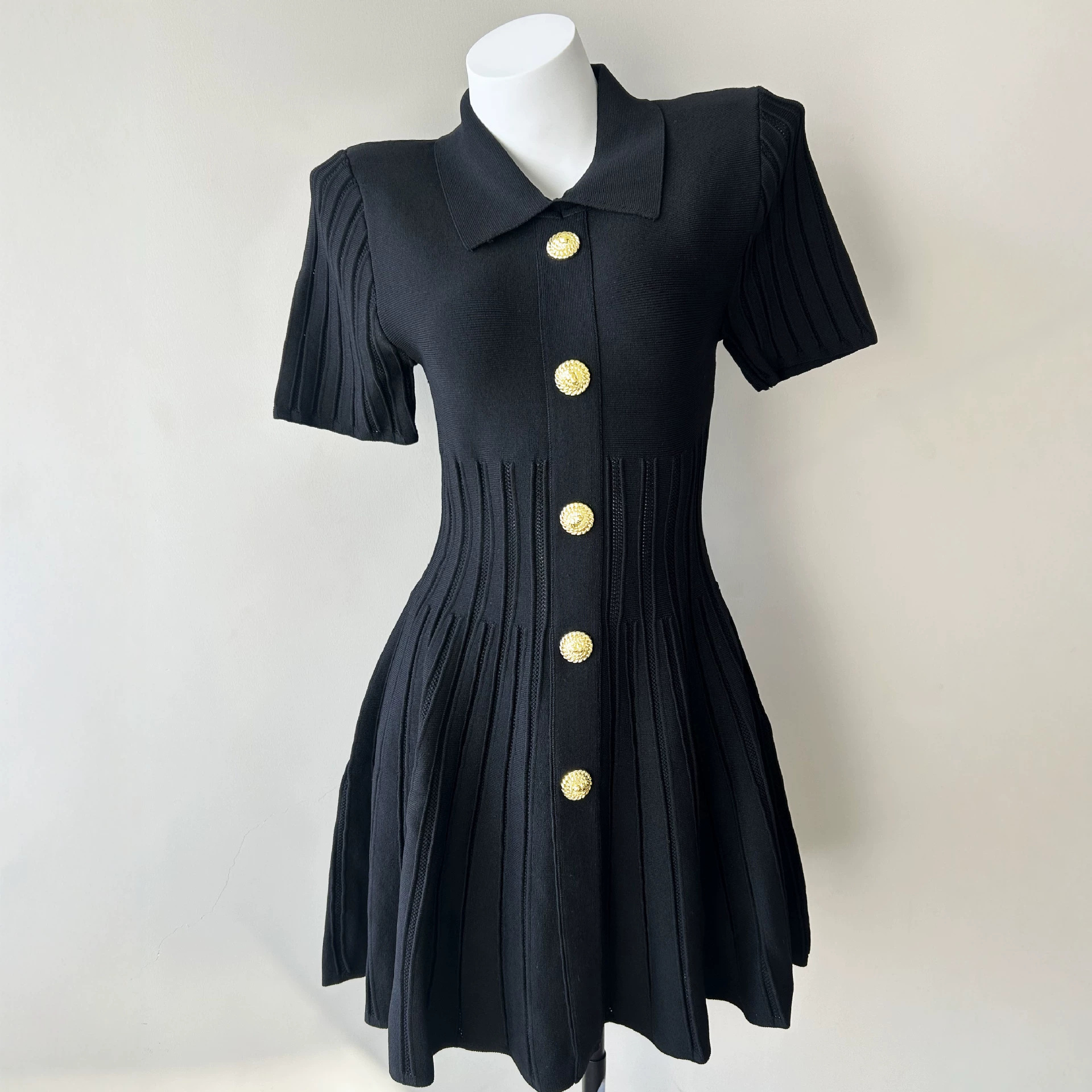2026 summer new polo collar single breasted dress with fashionable temperament, age reducing commuting waist cinching A-line short skirt