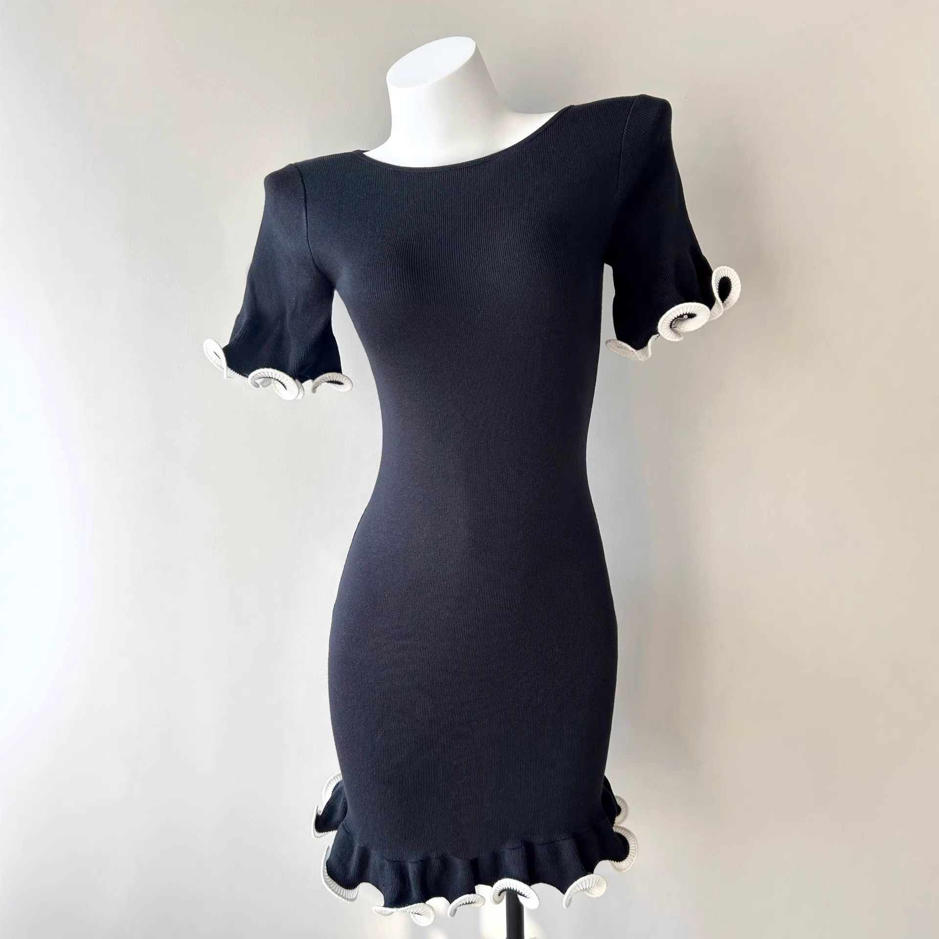 European and American new short skirt with ruffle edge, short sleeved, rolled edge, slim fit knitted dress, solid color French women's clothing, summer women's clothing