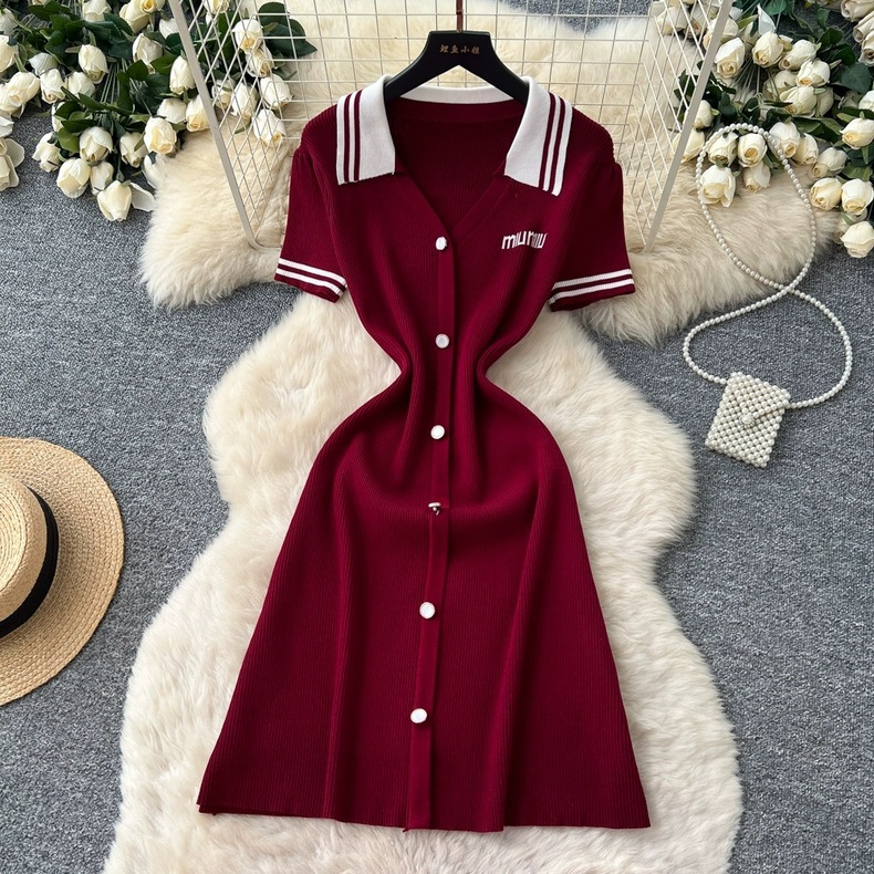 Advanced Xiaoxiangfeng Red Short sleeved Knitted Dress 2026 Summer New Fashionable Women's Wear with Waist cinching and slimming V