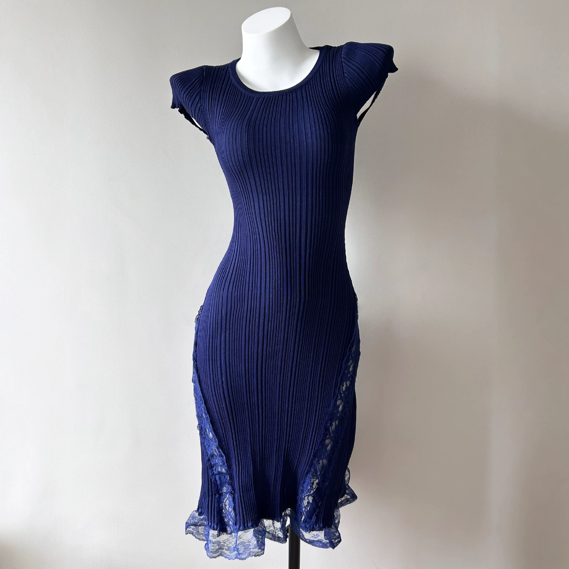 Spring and summer new high-end temperament elegant lace splicing slim fit temperament slimming knitted short sleeved fish tail skirt