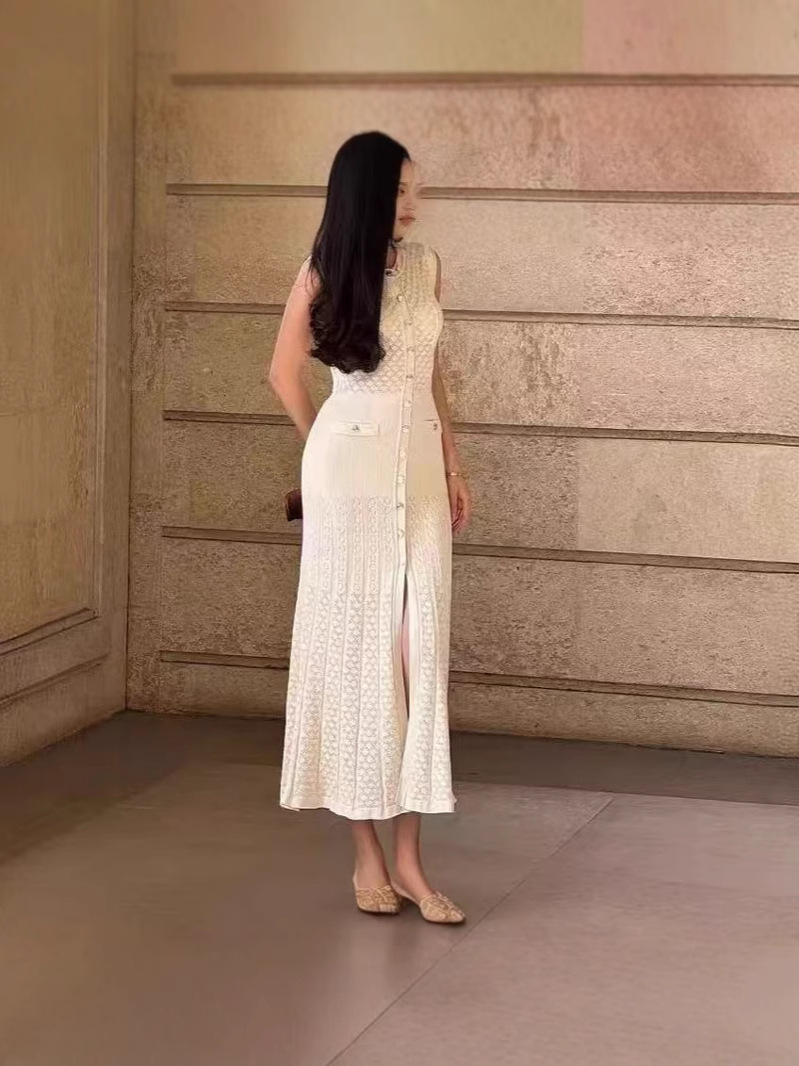 2025 Summer French style niche single breasted fashionable elegant slimming knitted dress women's long skirt sleeveless small stature 2025 Summer French style niche single breasted fashionable elegant slimming knitted dress women's long skirt sleeveless small stature