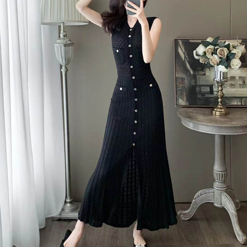 2025 Summer French style niche single breasted fashionable elegant slimming knitted dress women's long skirt sleeveless small stature 2025 Summer French style niche single breasted fashionable elegant slimming knitted dress women's long skirt sleeveless small stature