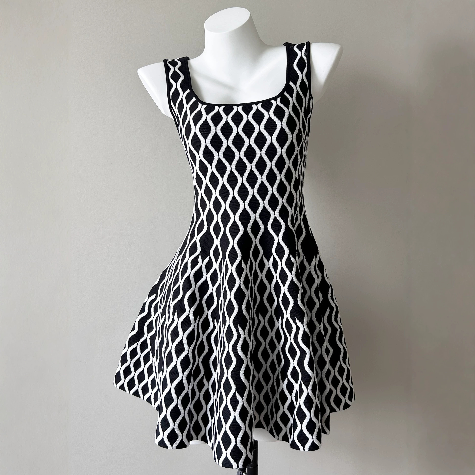 Cross border foreign trade spring and summer new item niche design sense water ripple contrasting color waist slimming fashion suspender dress