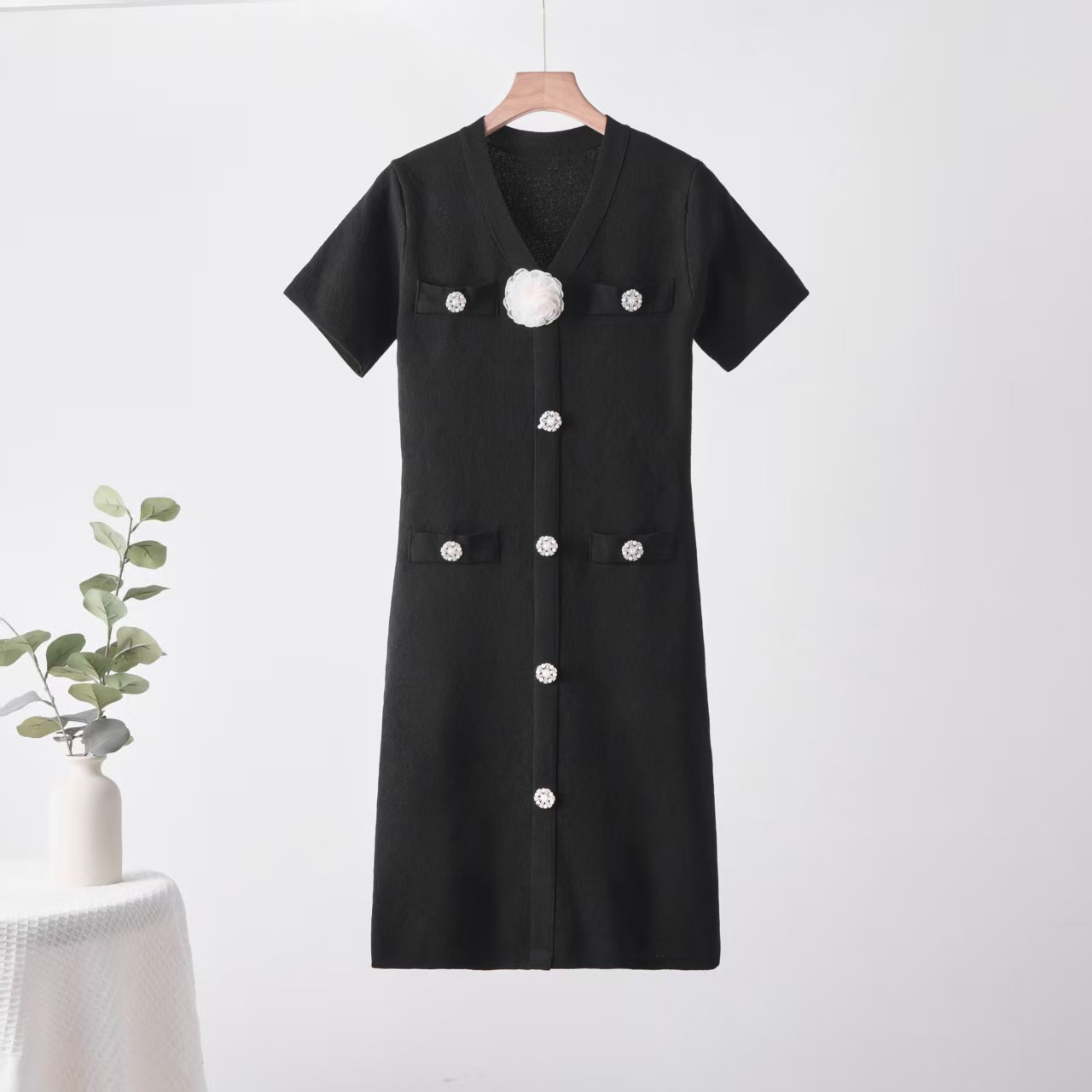 Cross border Xiaoxiangfeng V-neck Knitted Dress for Women in Summer, Camellia Diamond Buckle for a Skinny and Stylish Medium to Long Style