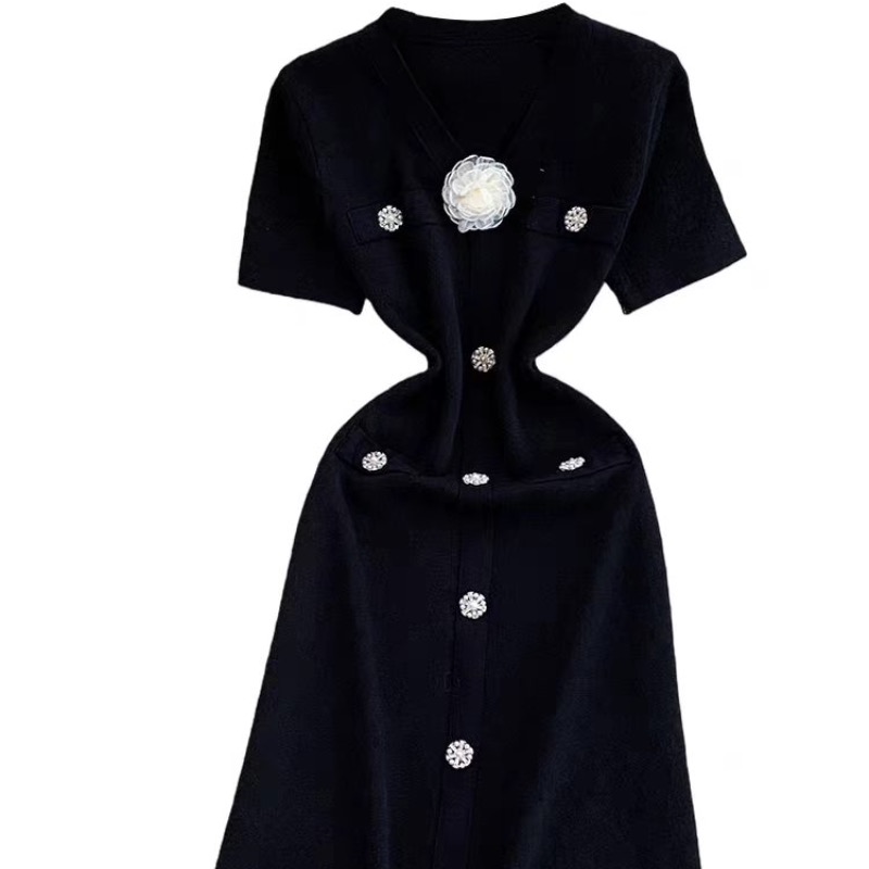 French dress for women in summer, light luxury, socialite, gentle style, three-dimensional flower, V-neck, metal buckle, slim knit long skirt French dress for women in summer, light luxury, socialite, gentle style, three-dimensional flower, V-neck, metal buckle, slim knit long skirt
