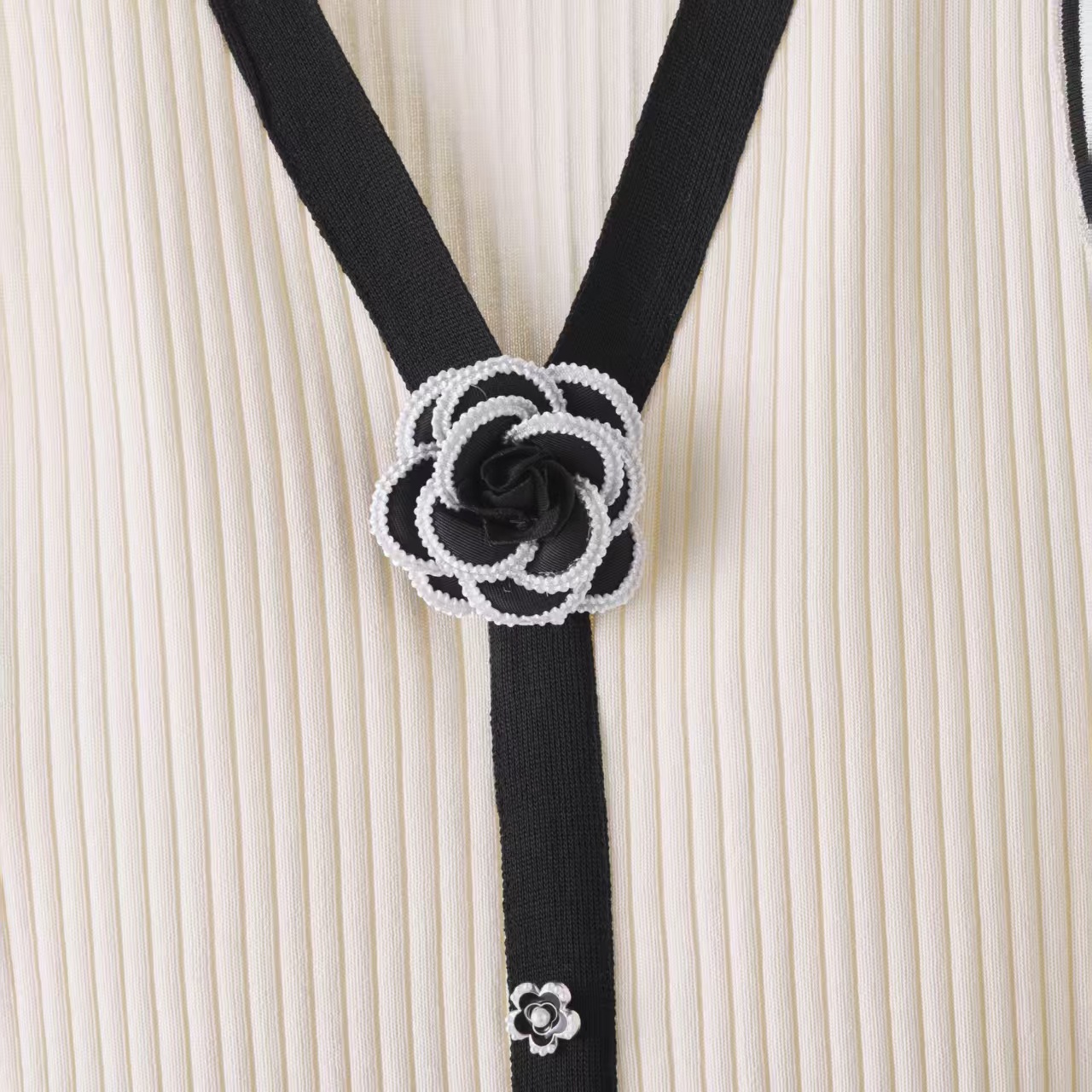 Cross border 2026 Xiaoxiangfeng Flip Collar Knitted Dress for Women in Summer, Camellia Diamond Buckle for a Skinny Look, Sleeveless Skirt Cross border 2026 Xiaoxiangfeng Flip Collar Knitted Dress for Women in Summer, Camellia Diamond Buckle for a Skinny Look, Sleeveless Skirt