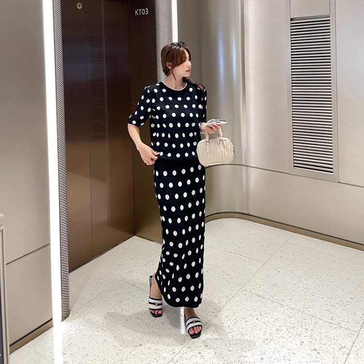 Korean chic summer retro temperament round neck polka dot short sleeved knit shirt+high waisted hip hugging skirt two-piece set Korean chic summer retro temperament round neck polka dot short sleeved knit shirt+high waisted hip hugging skirt two-piece set