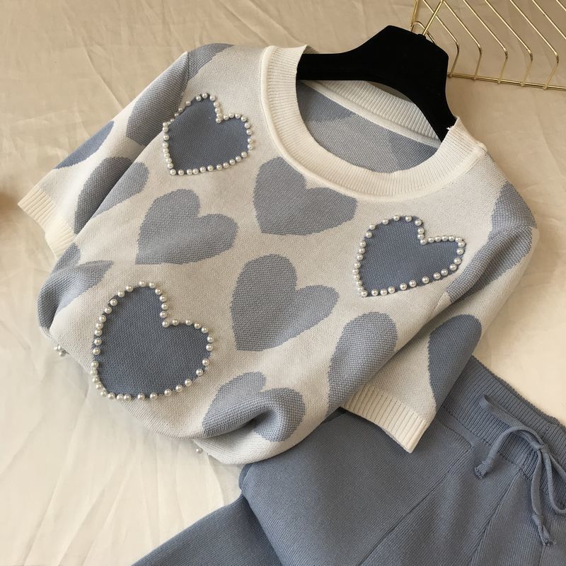 Casual fashion suit for petite women, exuding a tall and stylish vibe while reducing age. Knitted short sleeved pants, two-piece set for spring and summer Casual fashion suit for petite women, exuding a tall and stylish vibe while reducing age. Knitted short sleeved pants, two-piece set for spring and summer