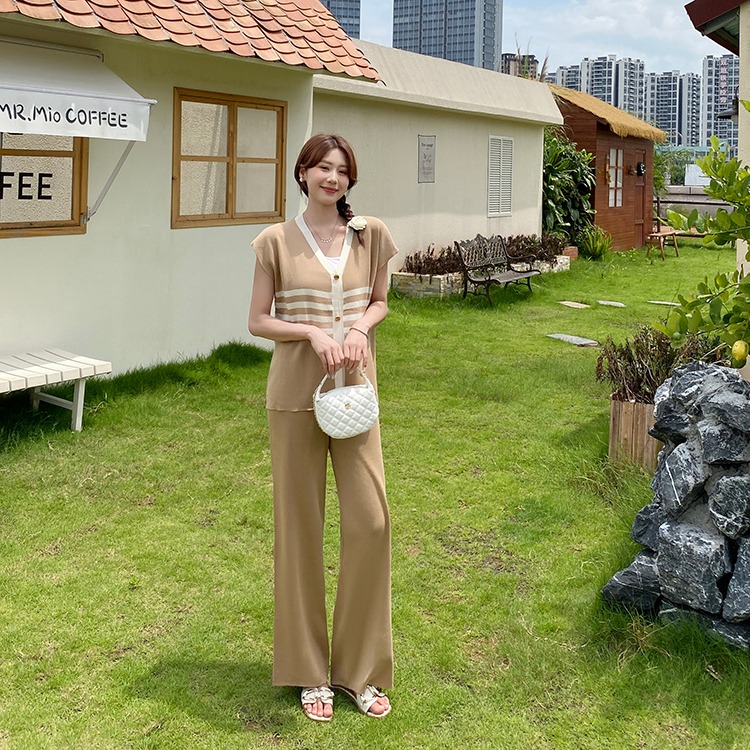 New Korean contrasting striped V-neck knitted top for summer 2025, with a slimming and sleeveless knit two-piece set