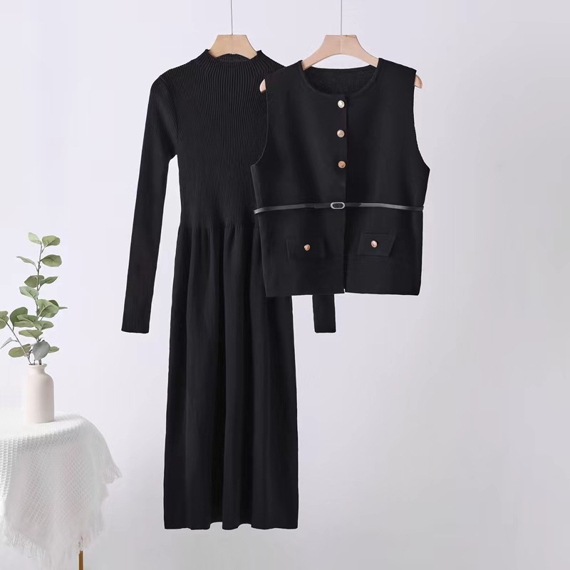 Fashion temperament set for women in autumn 2025, new slimming knitted vest dress, base shirt, two-piece set for reducing age