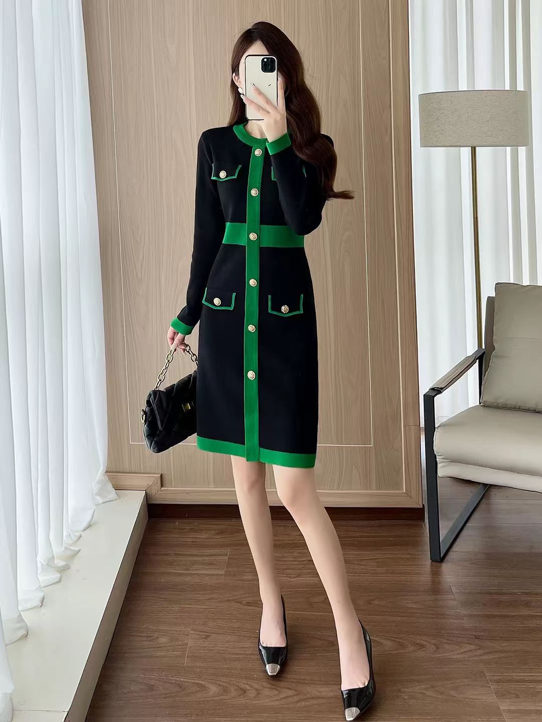New French style color blocked long sleeved dress for autumn 2025, with a high-end feel and slim fit, showing off a slimming base dress
