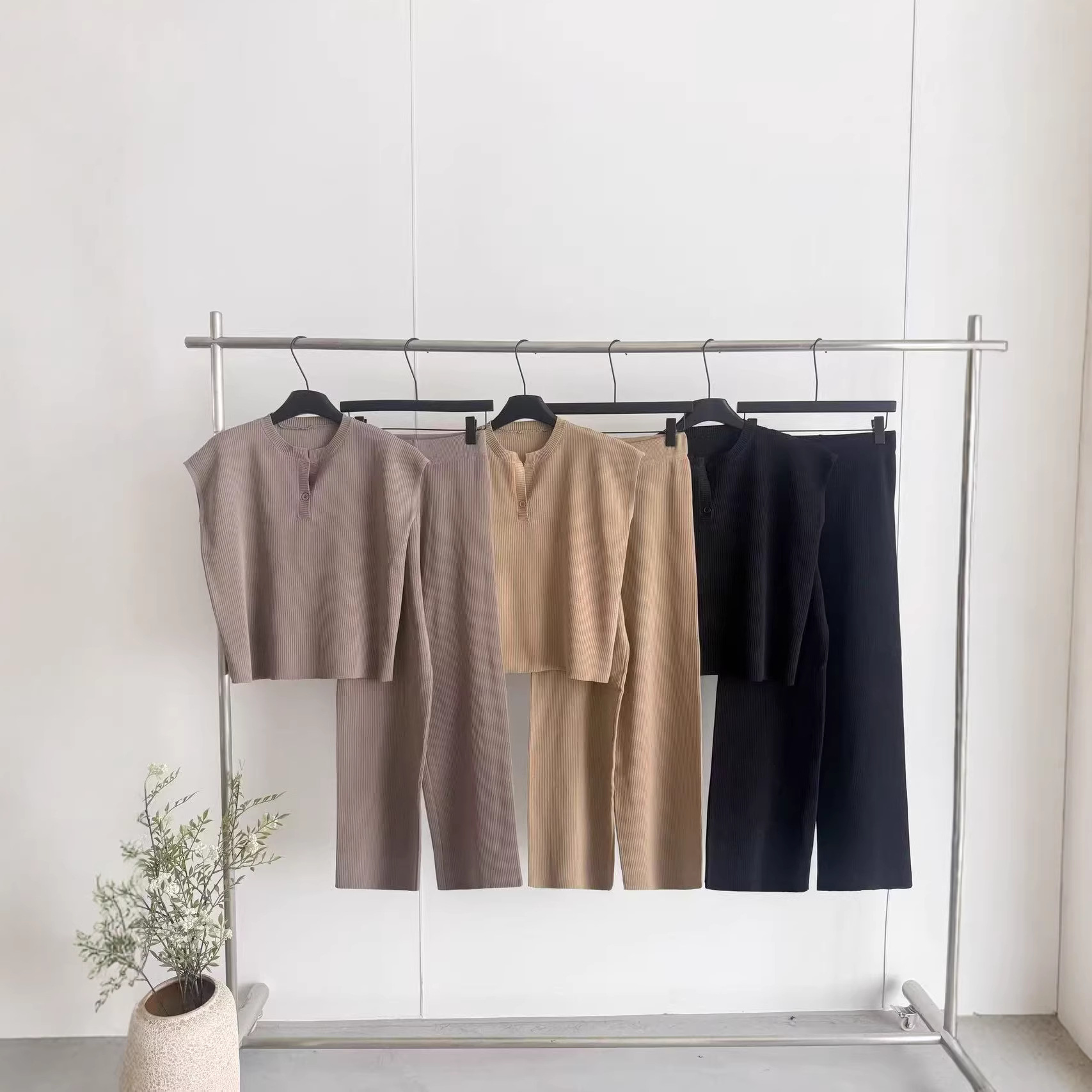 Cross border 2026 new summer loose and slimming design top, women's sleeveless knitted T-shirt, wide leg pants two-piece set Cross border 2026 new summer loose and slimming design top, women's sleeveless knitted T-shirt, wide leg pants two-piece set