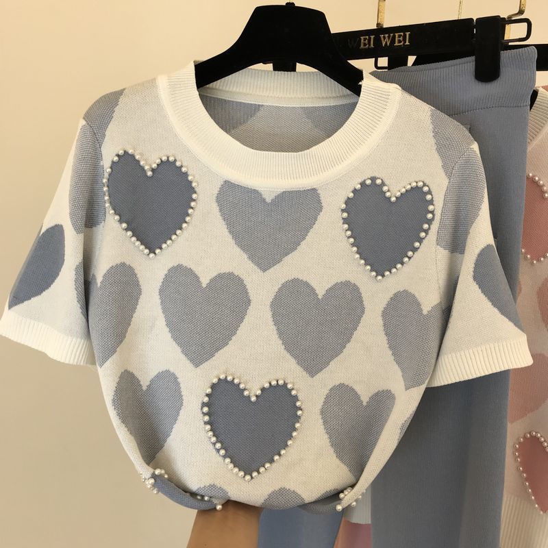 Casual fashion suit for petite women, exuding a tall and stylish vibe while reducing age. Knitted short sleeved pants, two-piece set for spring and summer Casual fashion suit for petite women, exuding a tall and stylish vibe while reducing age. Knitted short sleeved pants, two-piece set for spring and summer