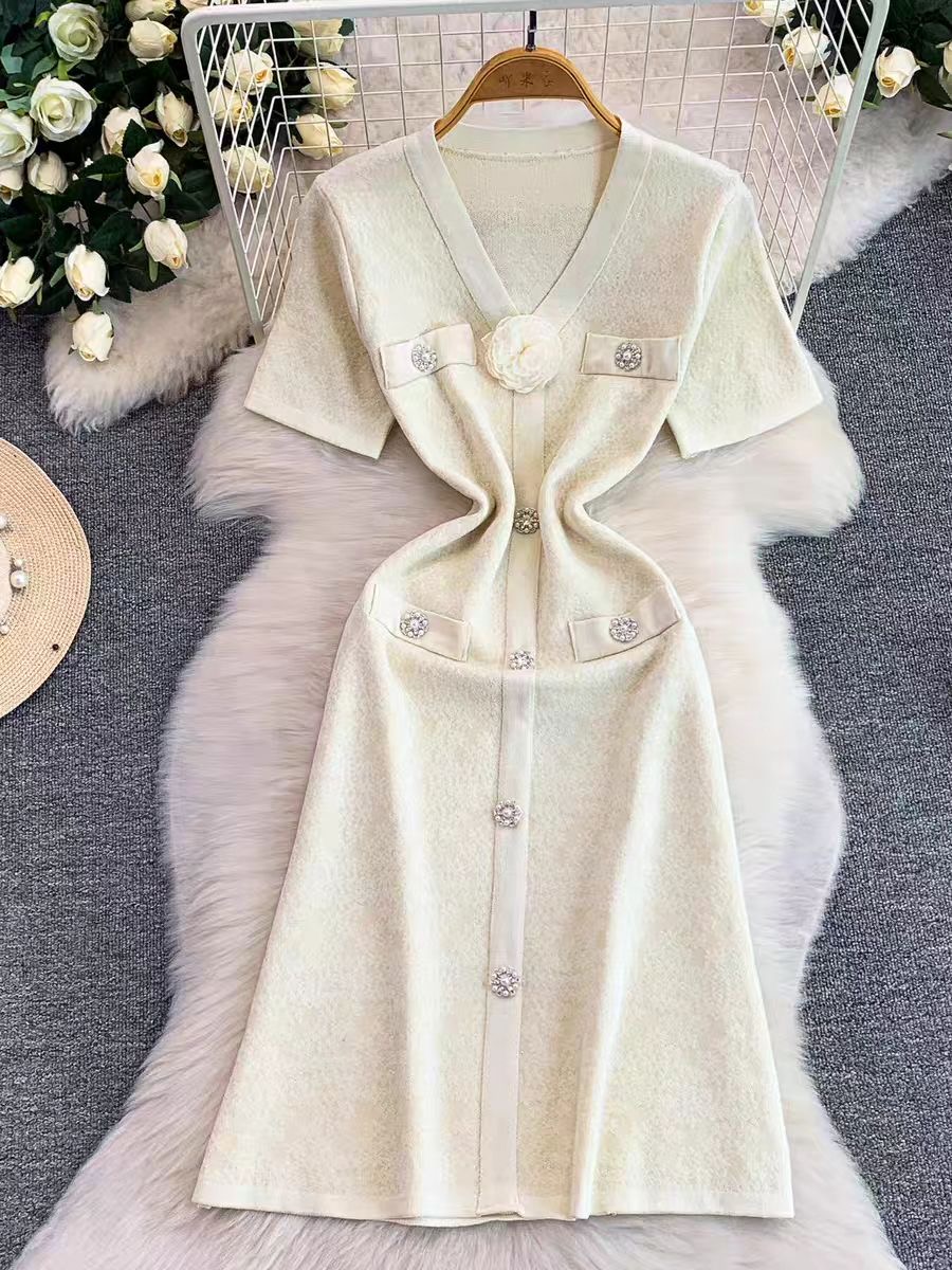 French dress for women in summer, light luxury, socialite, gentle style, three-dimensional flower, V-neck, metal buckle, slim knit long skirt French dress for women in summer, light luxury, socialite, gentle style, three-dimensional flower, V-neck, metal buckle, slim knit long skirt