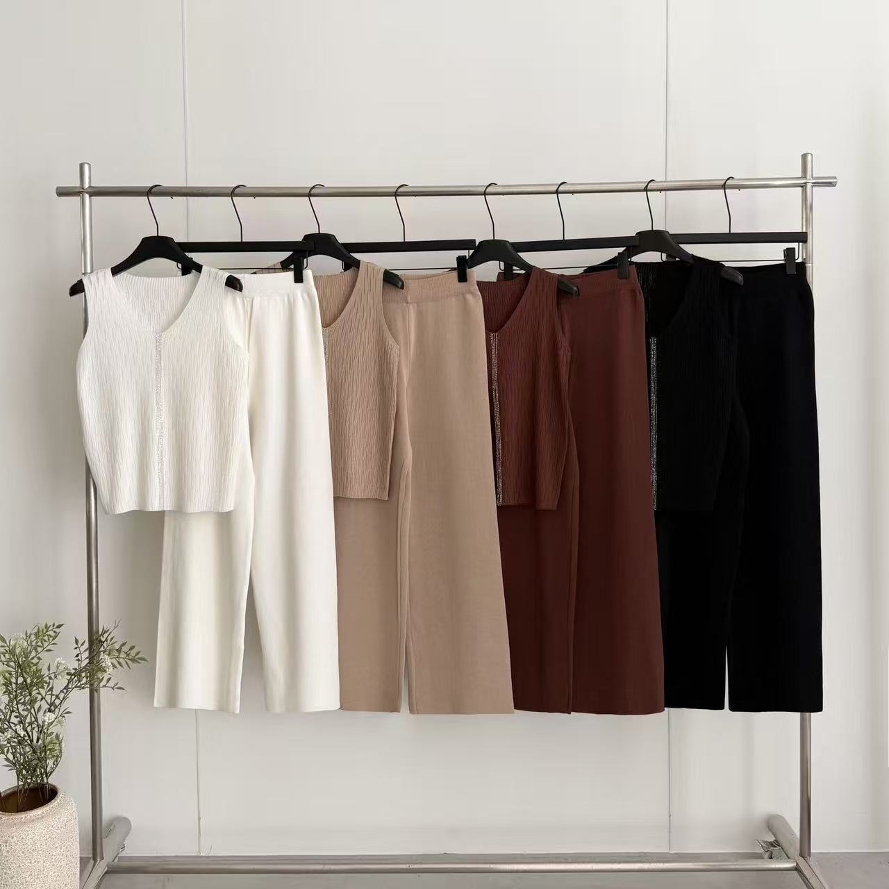 2026 European and American V-neck sleeveless knitted top fashion set, casual wide leg pants two-piece set, feminine explosive style