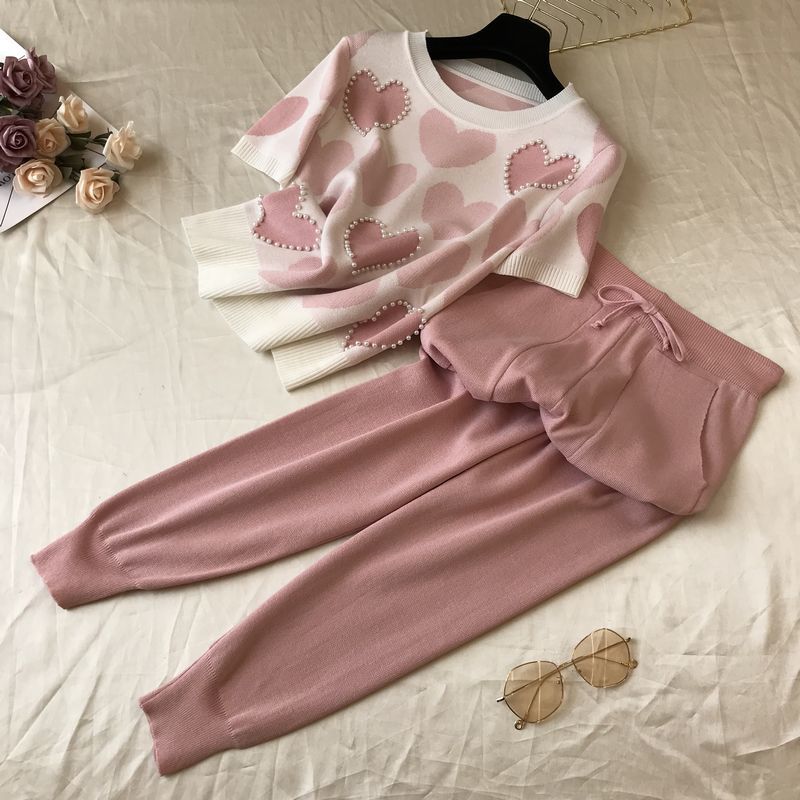 Casual fashion suit for petite women, exuding a tall and stylish vibe while reducing age. Knitted short sleeved pants, two-piece set for spring and summer Casual fashion suit for petite women, exuding a tall and stylish vibe while reducing age. Knitted short sleeved pants, two-piece set for spring and summer