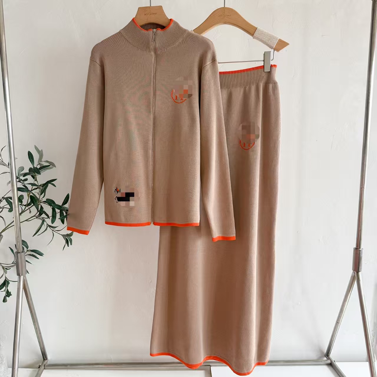 Cross border European and American new product creative horse embroidery contrasting long sleeved woolen jacket+casual knitted short skirt two-piece set