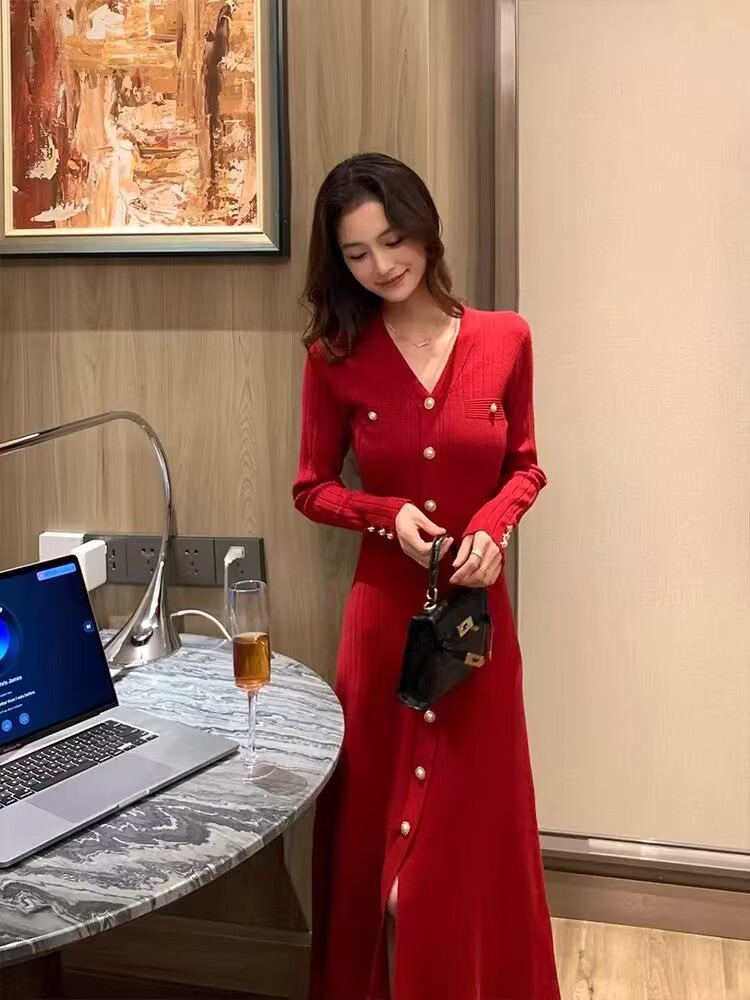 High end temperament knitted dress for women in autumn and winter, paired with a coat, slim fit and slimming effect, paired with a base sweater and long skirt