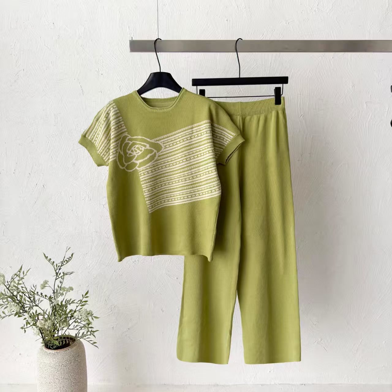 Cross border spring and summer rose jacquard knitted suit women's short sleeved wide leg pants two-piece set slimming versatile casual temperament set