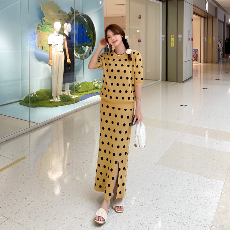 Korean chic summer retro temperament round neck polka dot short sleeved knit shirt+high waisted hip hugging skirt two-piece set Korean chic summer retro temperament round neck polka dot short sleeved knit shirt+high waisted hip hugging skirt two-piece set