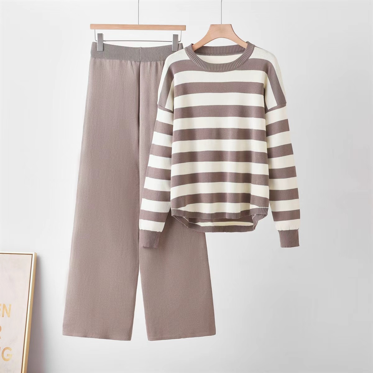 Cross border sweaters, European and American Amazon foreign trade women's clothing, autumn and winter contrasting colors, simple long sleeved fashionable casual knitted suit Cross border sweaters, European and American Amazon foreign trade women's clothing, autumn and winter contrasting colors, simple long sleeved fashionable casual knitted suit