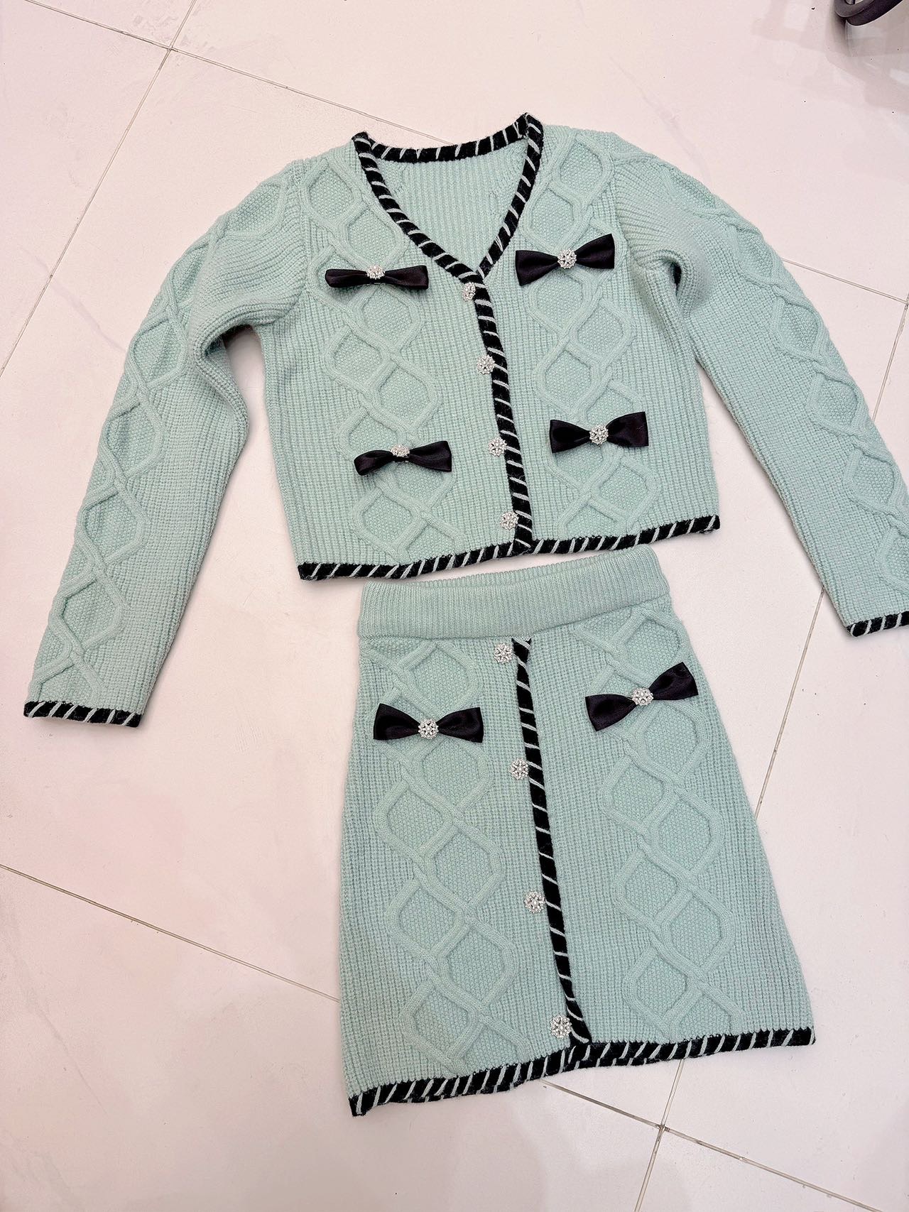 French socialite style set for autumn and winter 2025, new mint green V-neck knitted top+hip hugging skirt 2-piece set French socialite style set for autumn and winter 2025, new mint green V-neck knitted top+hip hugging skirt 2-piece set