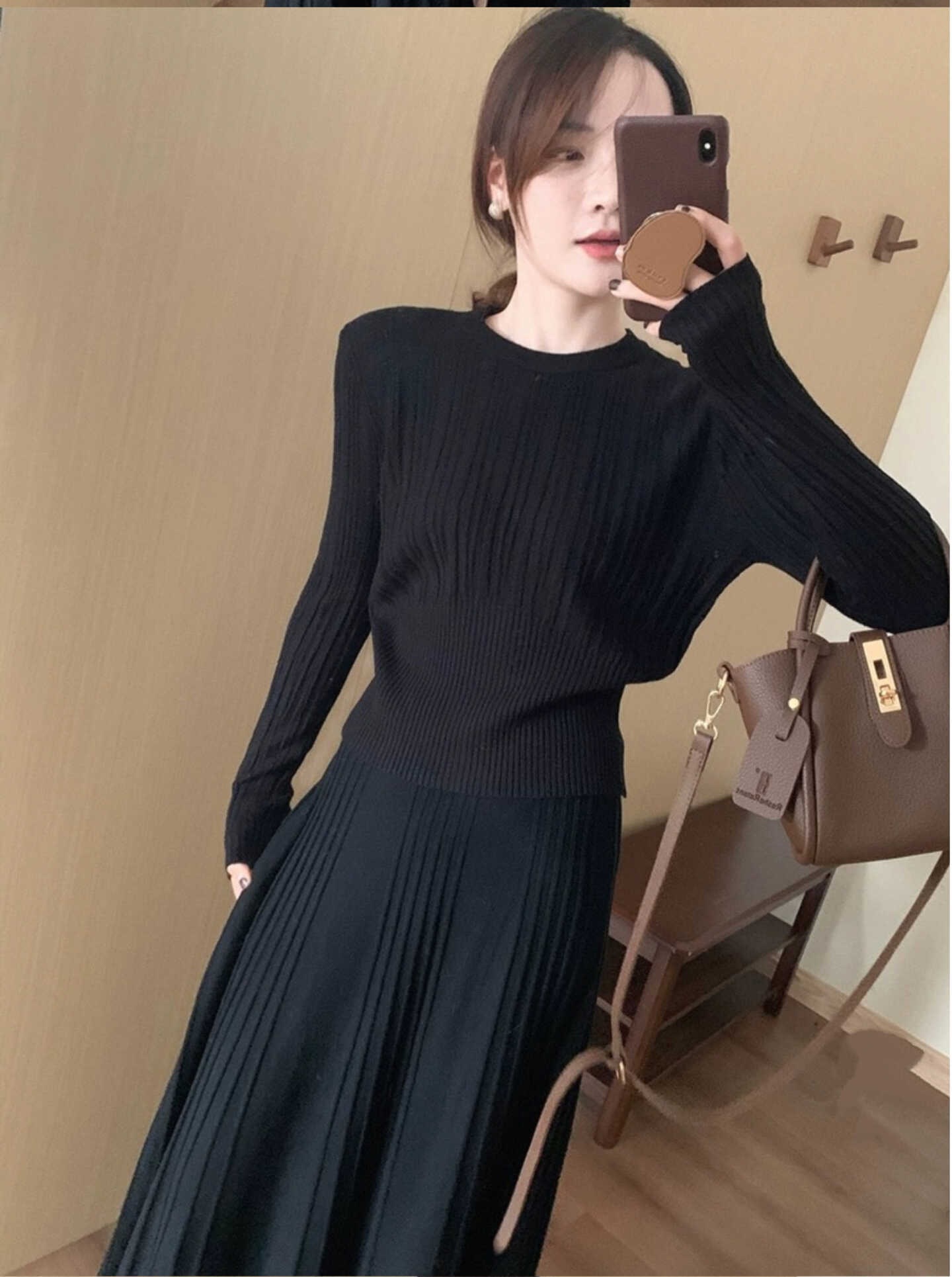 French high-end gray knitted dress for children's early autumn 2025 new small temperament long skirt set French high-end gray knitted dress for children's early autumn 2025 new small temperament long skirt set