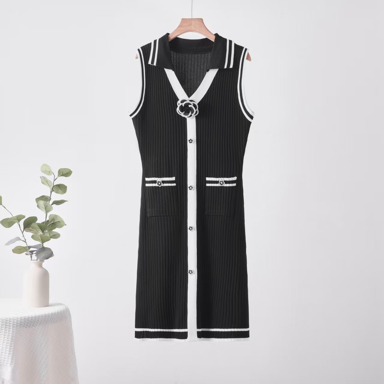 Cross border 2026 Xiaoxiangfeng Flip Collar Knitted Dress for Women in Summer, Camellia Diamond Buckle for a Skinny Look, Sleeveless Skirt Cross border 2026 Xiaoxiangfeng Flip Collar Knitted Dress for Women in Summer, Camellia Diamond Buckle for a Skinny Look, Sleeveless Skirt