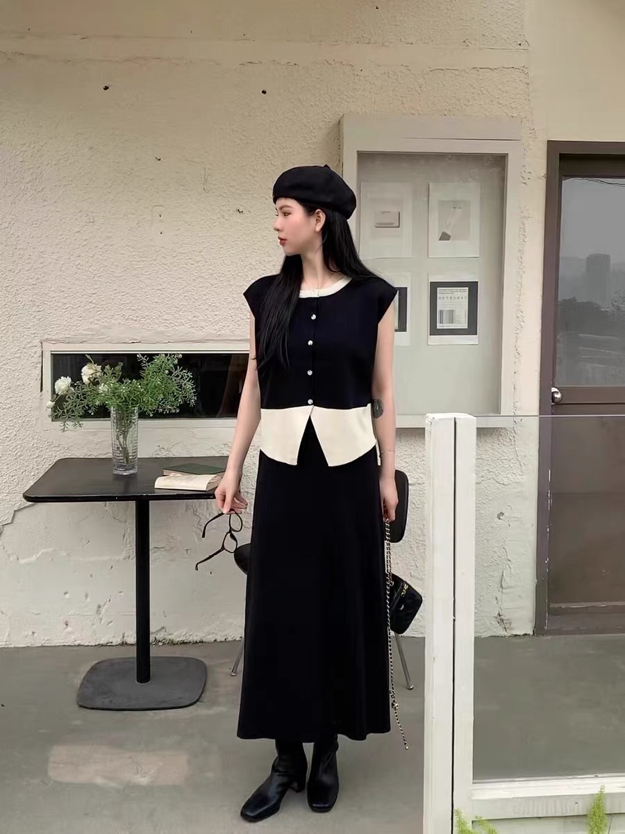 2025 New Design Round Neck Splicing Buckle Knitted Shirt for Women's Half length Skirt, Stylish and Versatile Set for Women