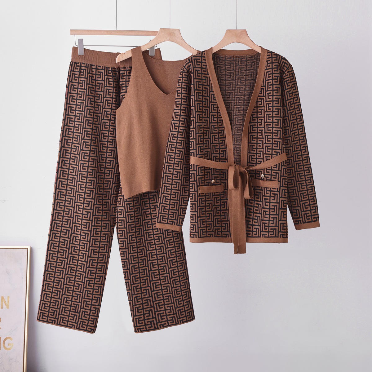 European station fashion slimming old pattern herringbone jacquard knitting foreign trade knitting set temperament knitting three piece set