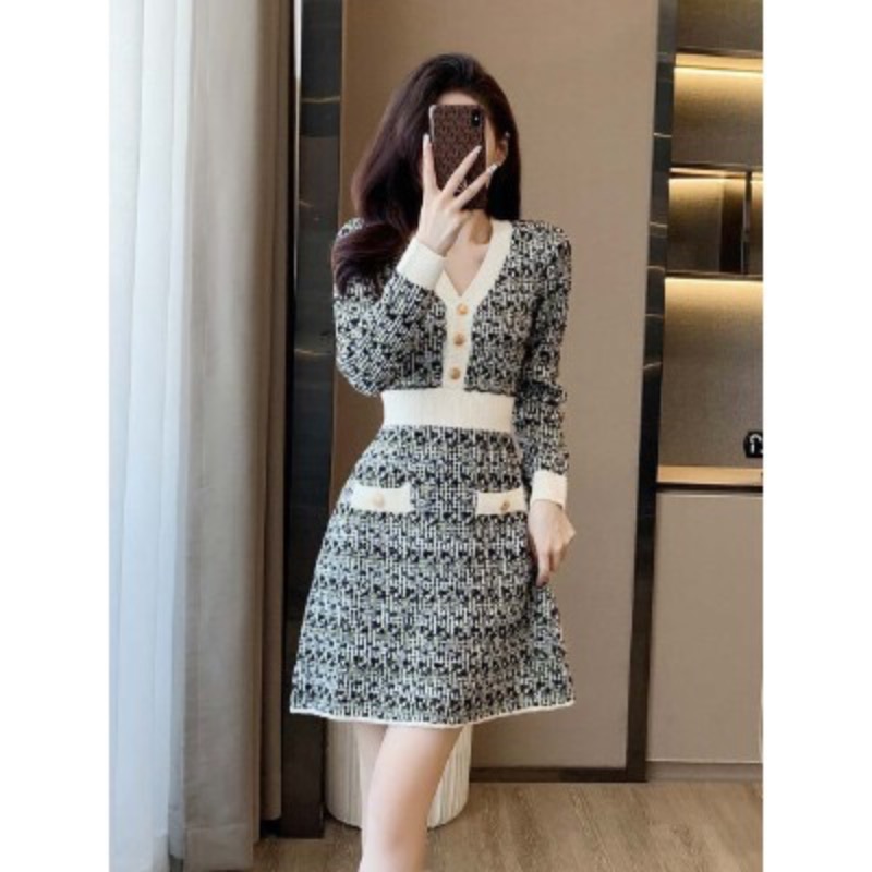 Korean autumn and winter small fragrance style V-neck knitted dress with waist cinched A-line skirt, sweet commuting temperament, slimming bottom skirt Korean autumn and winter small fragrance style V-neck knitted dress with waist cinched A-line skirt, sweet commuting temperament, slimming bottom skirt