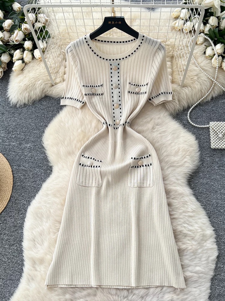 Xiaoxiangfeng socialite fashionable contrasting color metal buckle short sleeved knitted dress for women autumn and winter waist slimming sweater dress