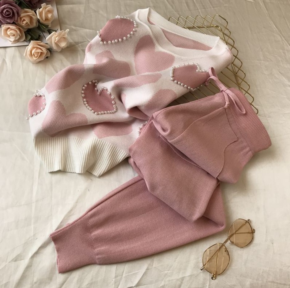 Casual fashion suit for petite women, exuding a tall and stylish vibe while reducing age. Knitted short sleeved pants, two-piece set for spring and summer Casual fashion suit for petite women, exuding a tall and stylish vibe while reducing age. Knitted short sleeved pants, two-piece set for spring and summer