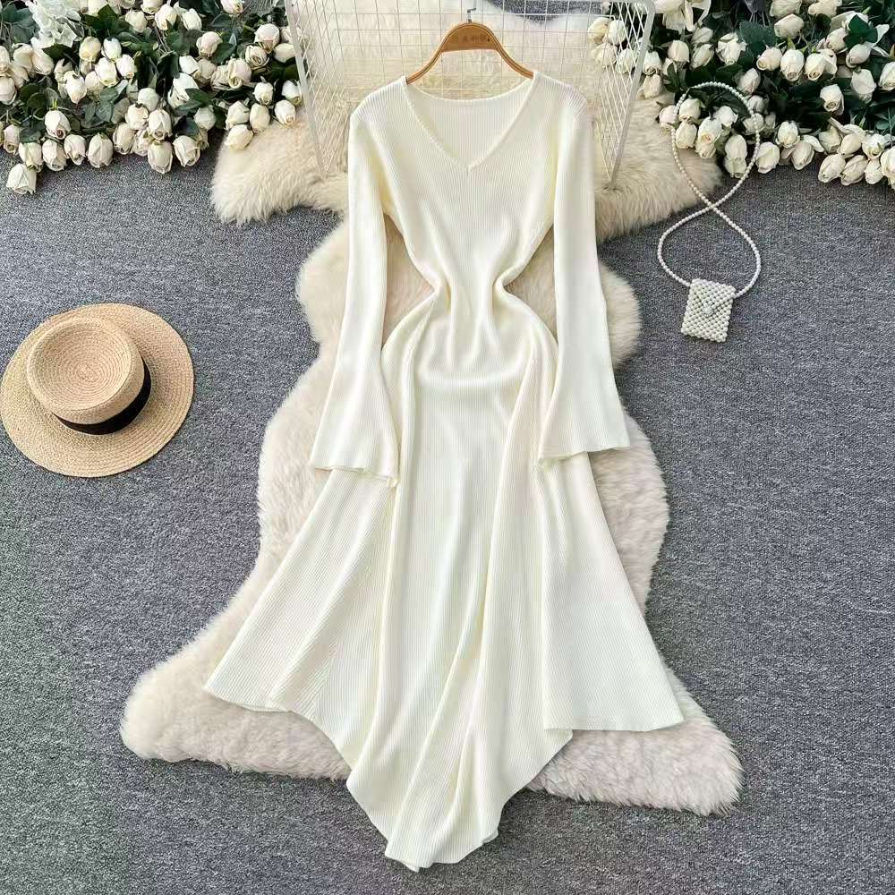 French dress for women in autumn and winter 2025, with a sense of high-end fashion and a slimming look. V-neck long sleeved knitted woolen dress