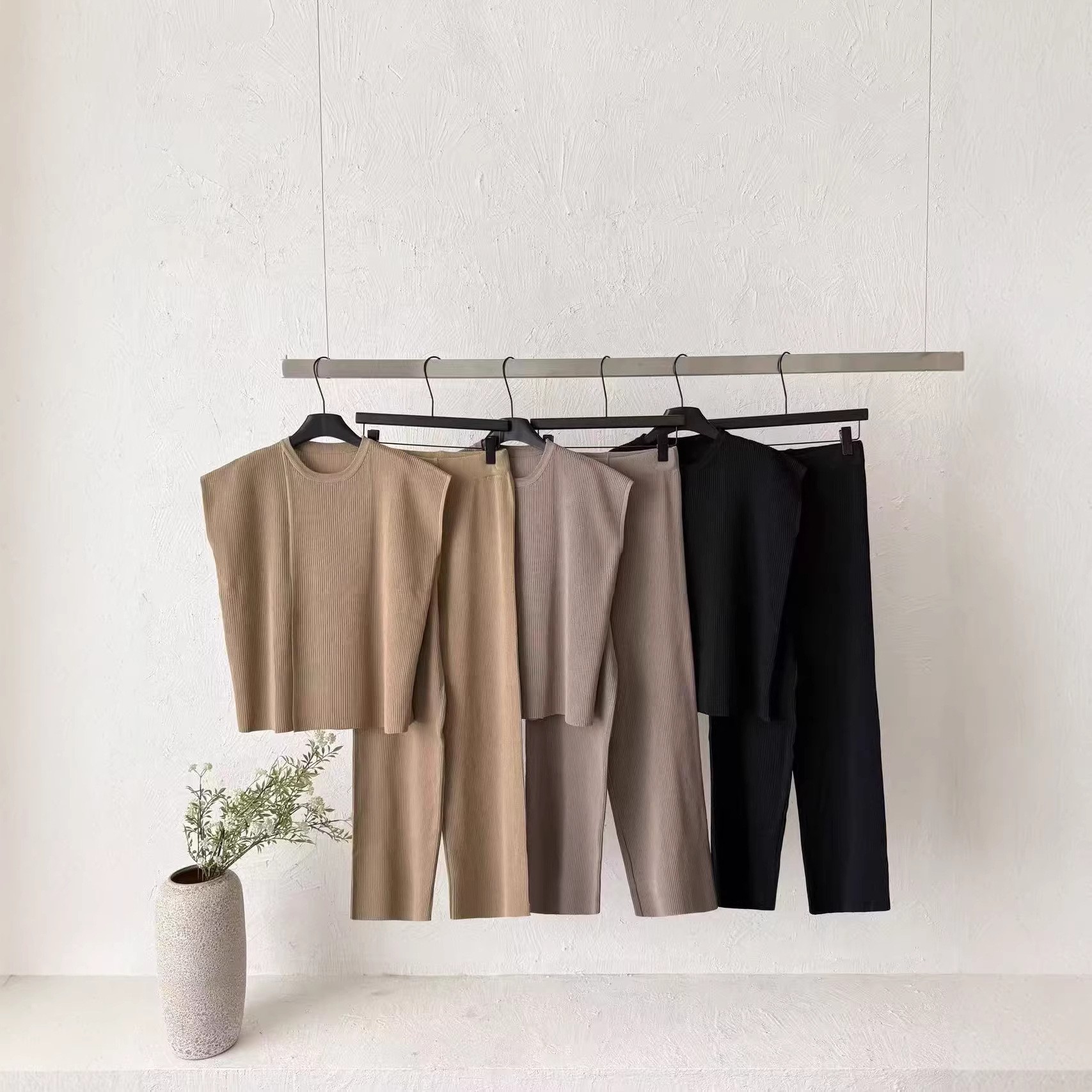 Cross border 2026 minimalist style pit stripe knitted suit for women's summer sleeveless round neck top and wide leg pants two-piece set Cross border 2026 minimalist style pit stripe knitted suit for women's summer sleeveless round neck top and wide leg pants two-piece set