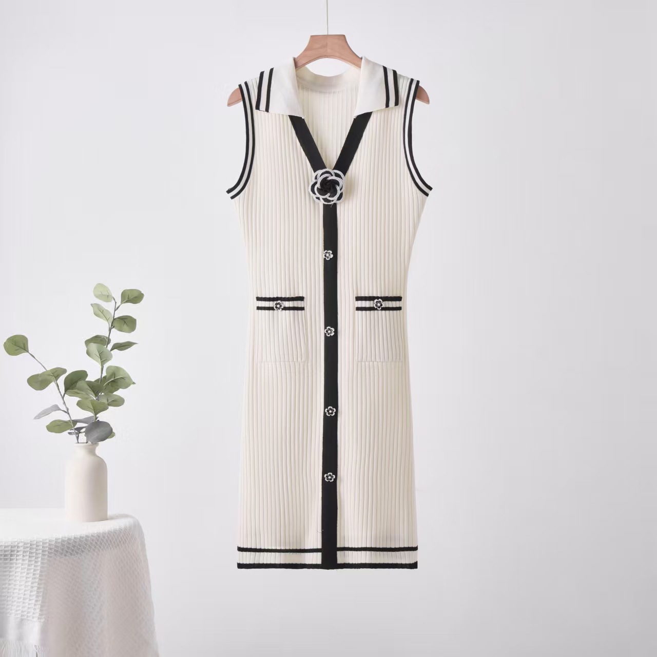 Cross border 2026 Xiaoxiangfeng Flip Collar Knitted Dress for Women in Summer, Camellia Diamond Buckle for a Skinny Look, Sleeveless Skirt Cross border 2026 Xiaoxiangfeng Flip Collar Knitted Dress for Women in Summer, Camellia Diamond Buckle for a Skinny Look, Sleeveless Skirt