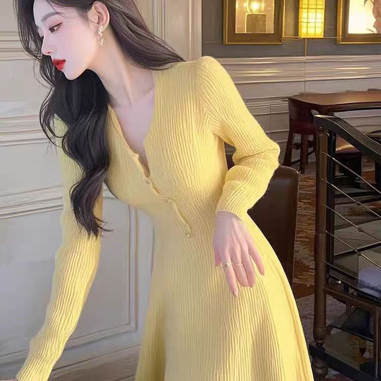 Yellow long sleeved knitted dress for autumn and winter, with a unique and beautiful temperament, gentle French style long length, and an inner woolen dress