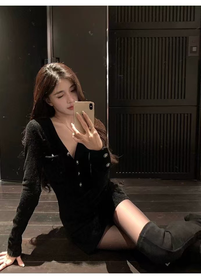 Korean style Hepburn style black metal buckle V-neck hip hugging short skirt 2025 autumn and winter new style small fragrance long sleeved inner skirt
