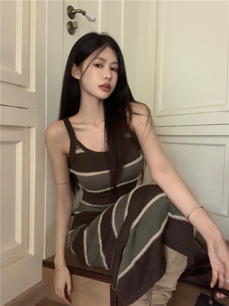 Retro U-neck striped knitted base dress for women in autumn and winter, slim fit woolen dress with a drape and sleeveless skirt