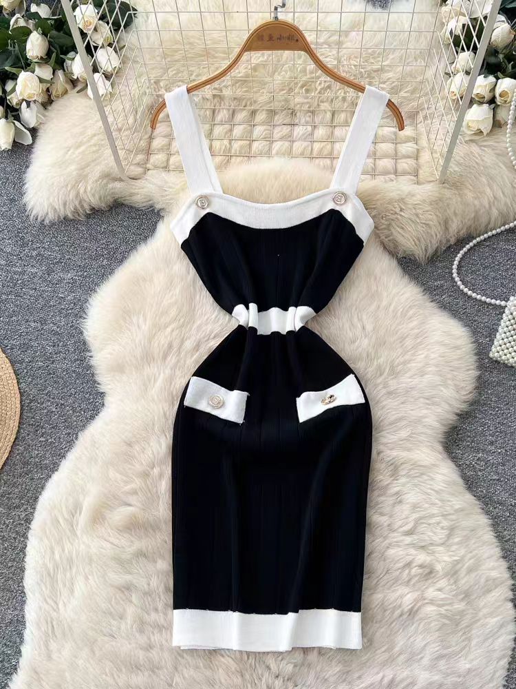 Xiaoxiangfeng contrasting color suspender simple sleeveless dress for women in summer, waist cinching slim knit skirt, commuting high-end feeling