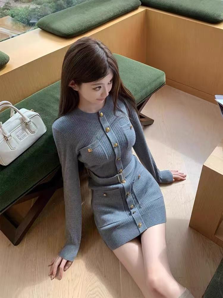 We have shipped the new autumn and winter knitted dress for famous ladies in Jiangsu, Zhejiang, and Shanghai. The women's slim fit dress with a wrapped buttocks is a rich heiress