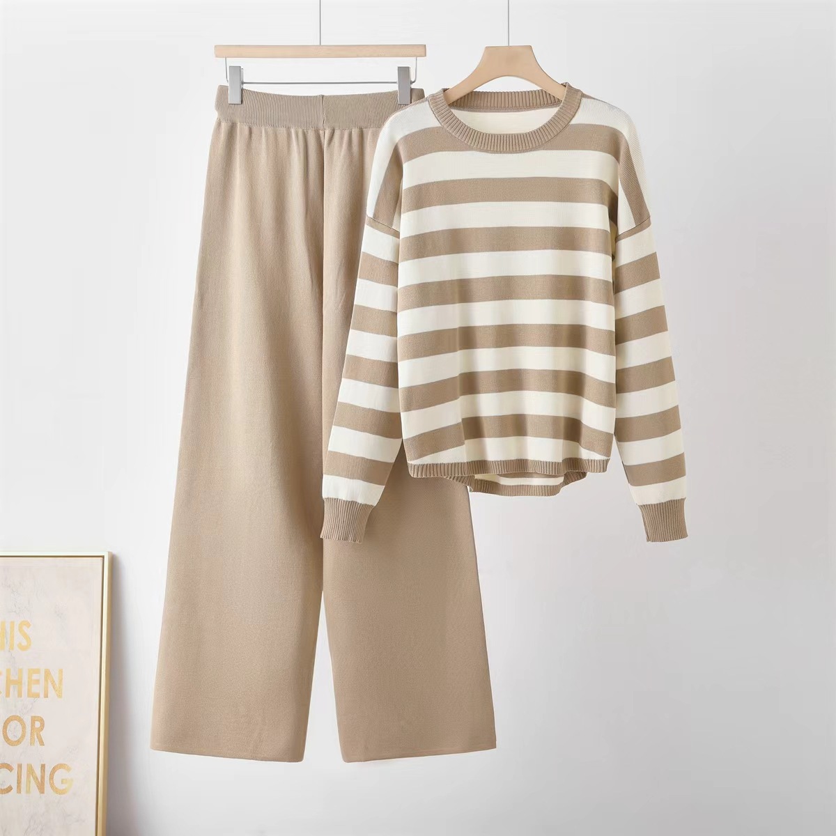 Cross border sweaters, European and American Amazon foreign trade women's clothing, autumn and winter contrasting colors, simple long sleeved fashionable casual knitted suit Cross border sweaters, European and American Amazon foreign trade women's clothing, autumn and winter contrasting colors, simple long sleeved fashionable casual knitted suit