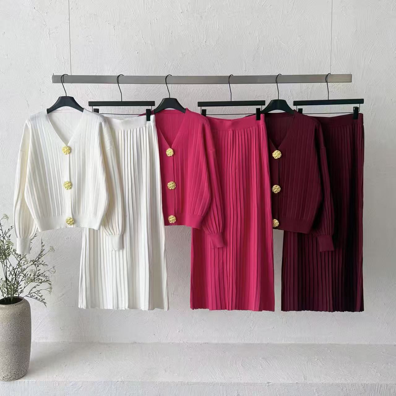 Cross border retro three-dimensional floral buckle vertical knit two-piece set V-neck cardigan with hanging high waist pleated skirt set Cross border retro three-dimensional floral buckle vertical knit two-piece set V-neck cardigan with hanging high waist pleated skirt set