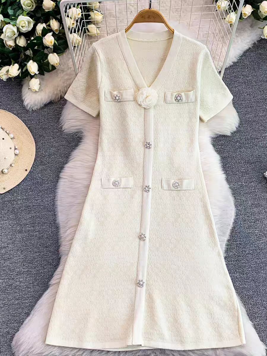 French dress for women in summer, light luxury, socialite, gentle style, three-dimensional flower, V-neck, metal buckle, slim knit long skirt French dress for women in summer, light luxury, socialite, gentle style, three-dimensional flower, V-neck, metal buckle, slim knit long skirt