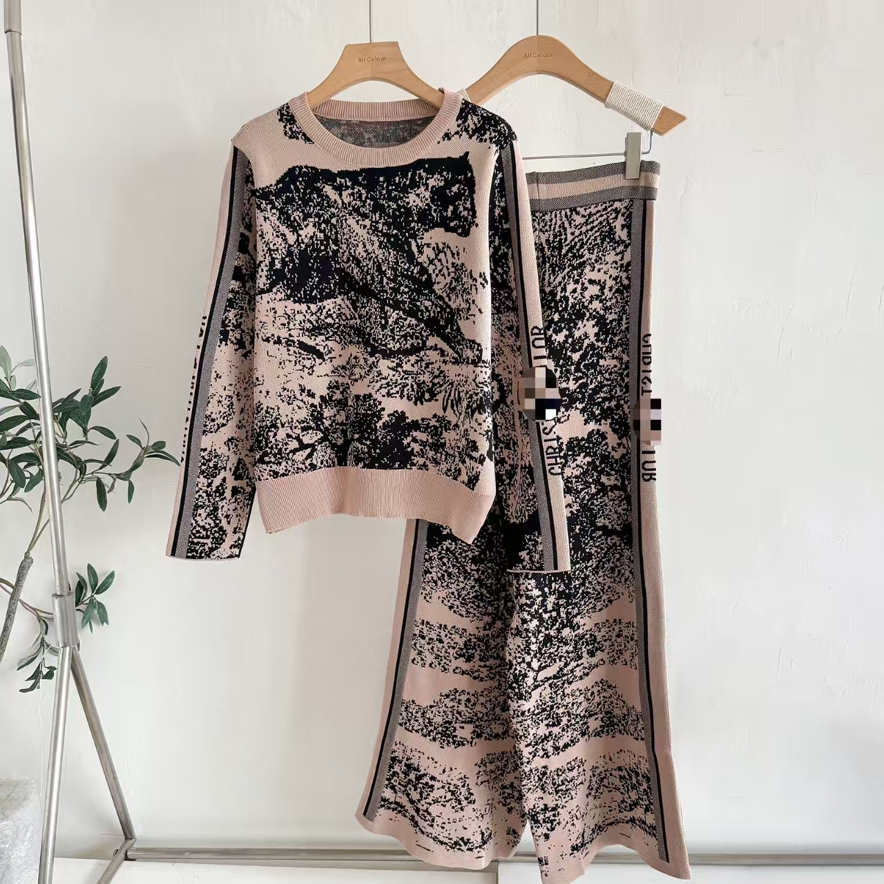 European Station Fashion Set Women's Autumn and Winter Jacquard Wide Leg Pants Look Thin European Two Piece Set Trendy Tiger Knitted Sweater European Station Fashion Set Women's Autumn and Winter Jacquard Wide Leg Pants Look Thin European Two Piece Set Trendy Tiger Knitted Sweater