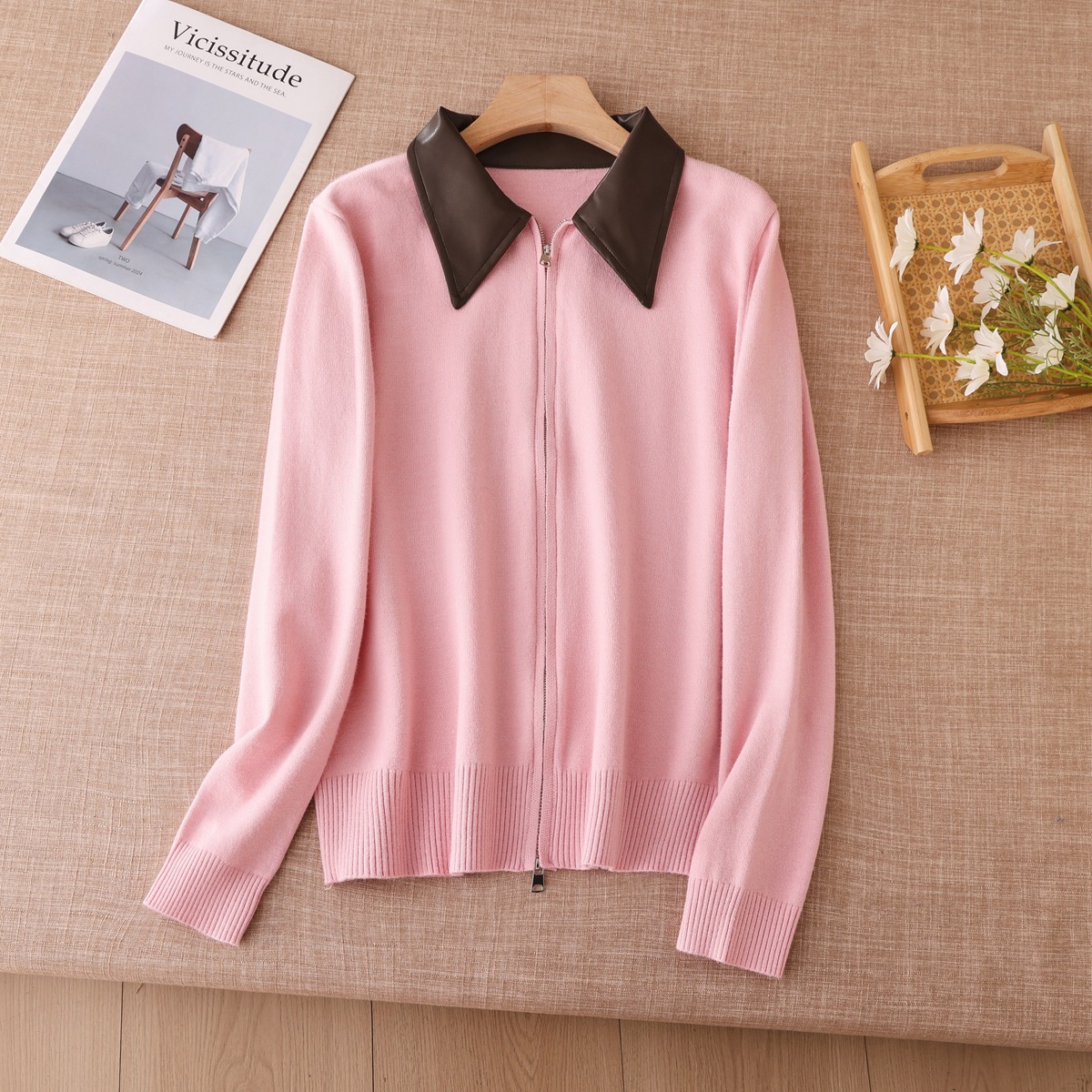 Retro contrasting color spliced leather lapel knitted loose cardigan for women's autumn and winter, Maillard high-end double zipper sweater