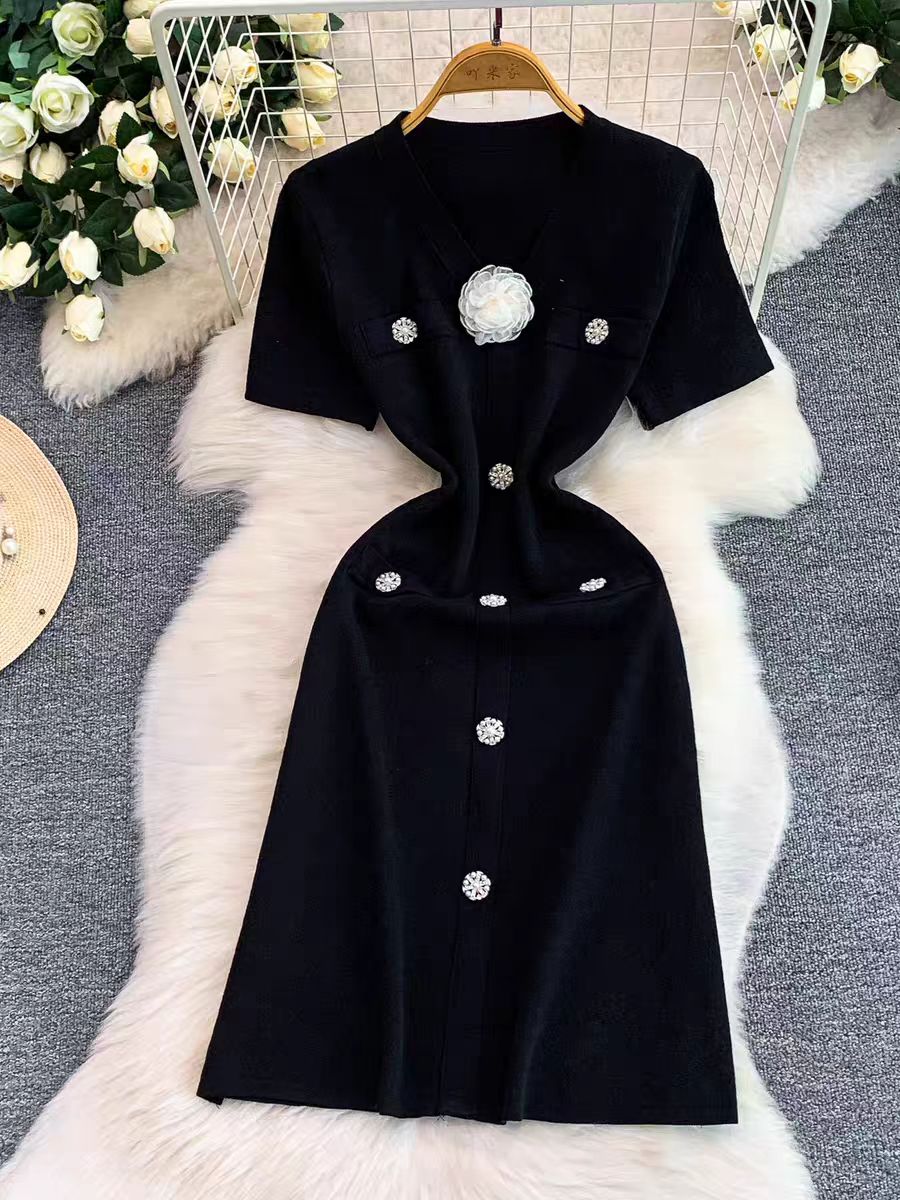 French dress for women in summer, light luxury, socialite, gentle style, three-dimensional flower, V-neck, metal buckle, slim knit long skirt French dress for women in summer, light luxury, socialite, gentle style, three-dimensional flower, V-neck, metal buckle, slim knit long skirt