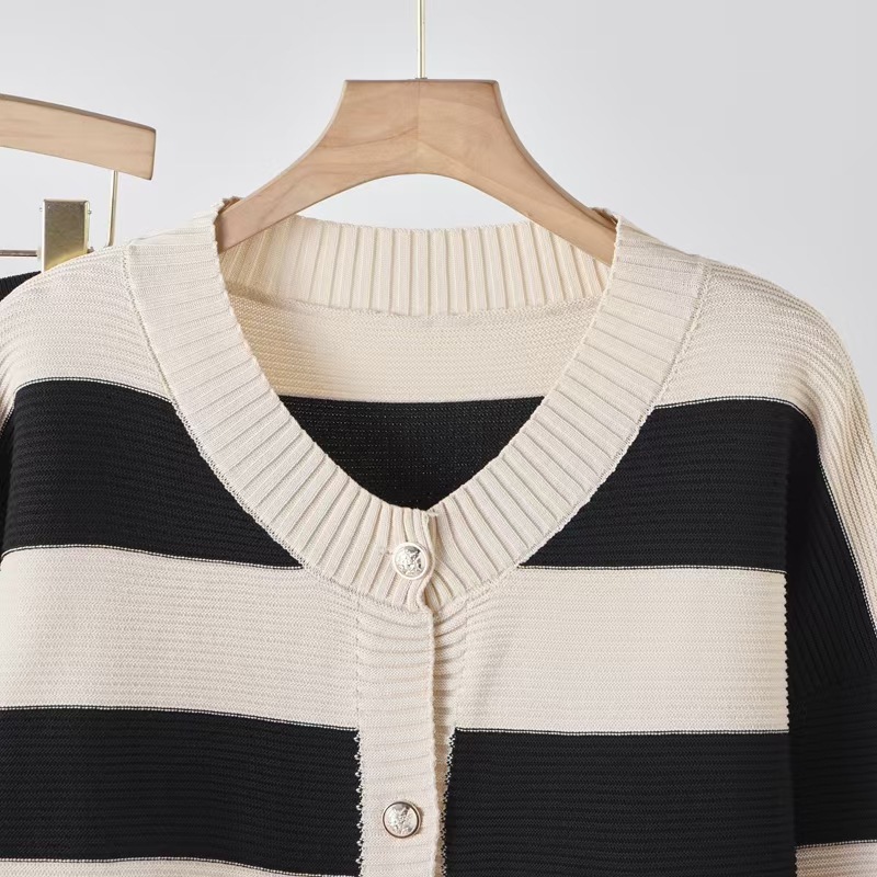 2026 temperament retro black and white striped knitted suit women's spring and autumn cardigan wide leg pants two-piece set 2026 temperament retro black and white striped knitted suit women's spring and autumn cardigan wide leg pants two-piece set