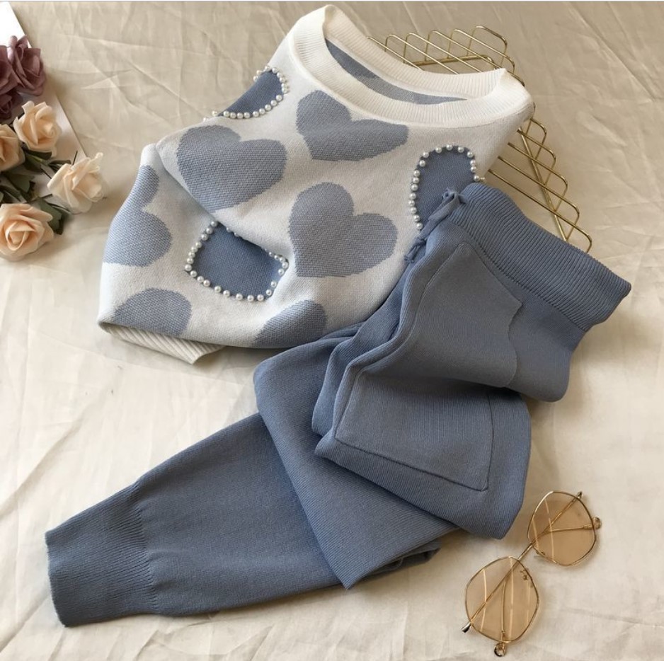 Casual fashion suit for petite women, exuding a tall and stylish vibe while reducing age. Knitted short sleeved pants, two-piece set for spring and summer Casual fashion suit for petite women, exuding a tall and stylish vibe while reducing age. Knitted short sleeved pants, two-piece set for spring and summer