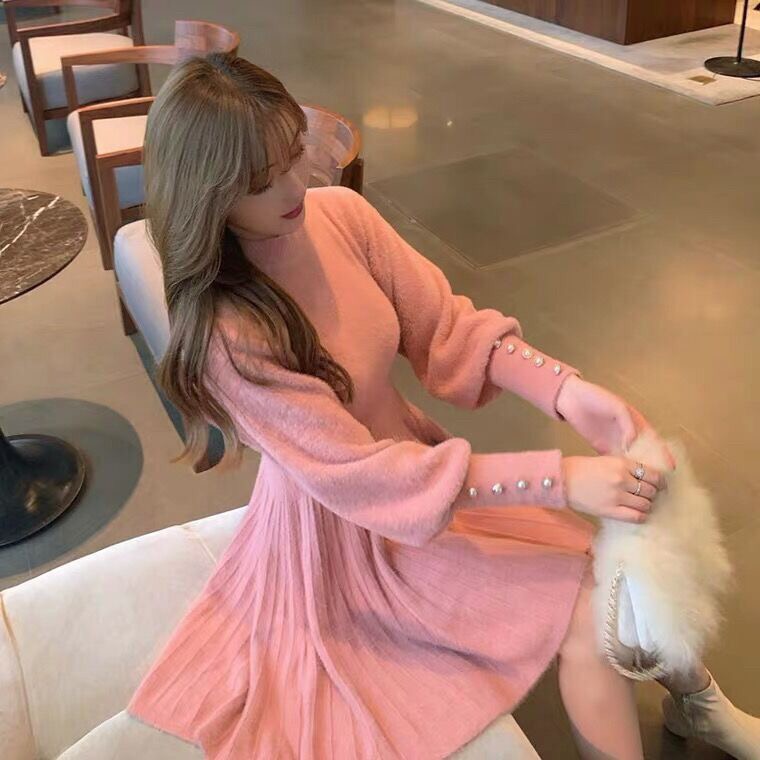 French socialite folds her waist to look slender and fragrant, paired with a coat and a red dress as a base for women's autumn and winter 2025 early autumn